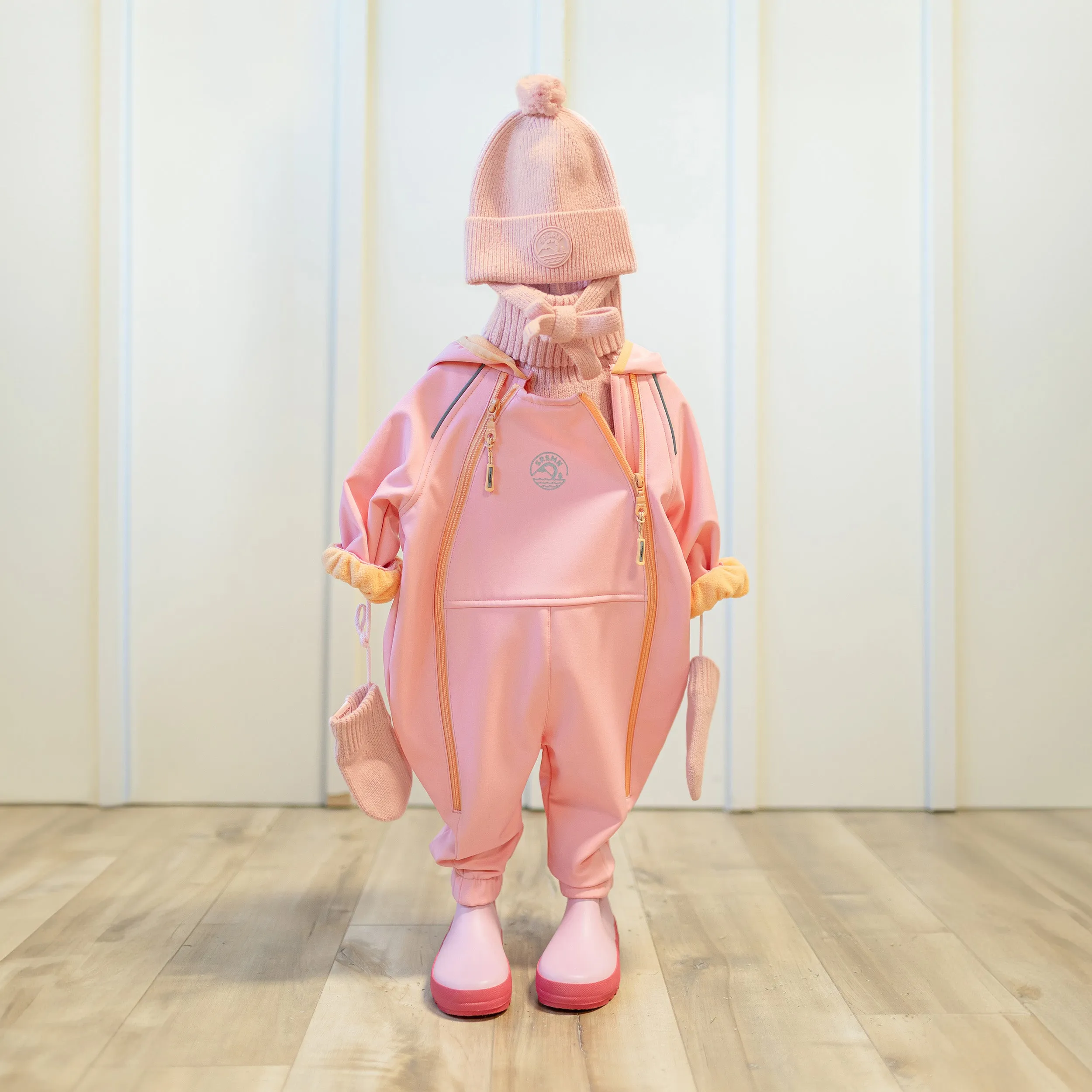 Manteau une pièce pêche avec capuchon en coquille souple, bébé || Peach softshell one piece hooded coat, baby