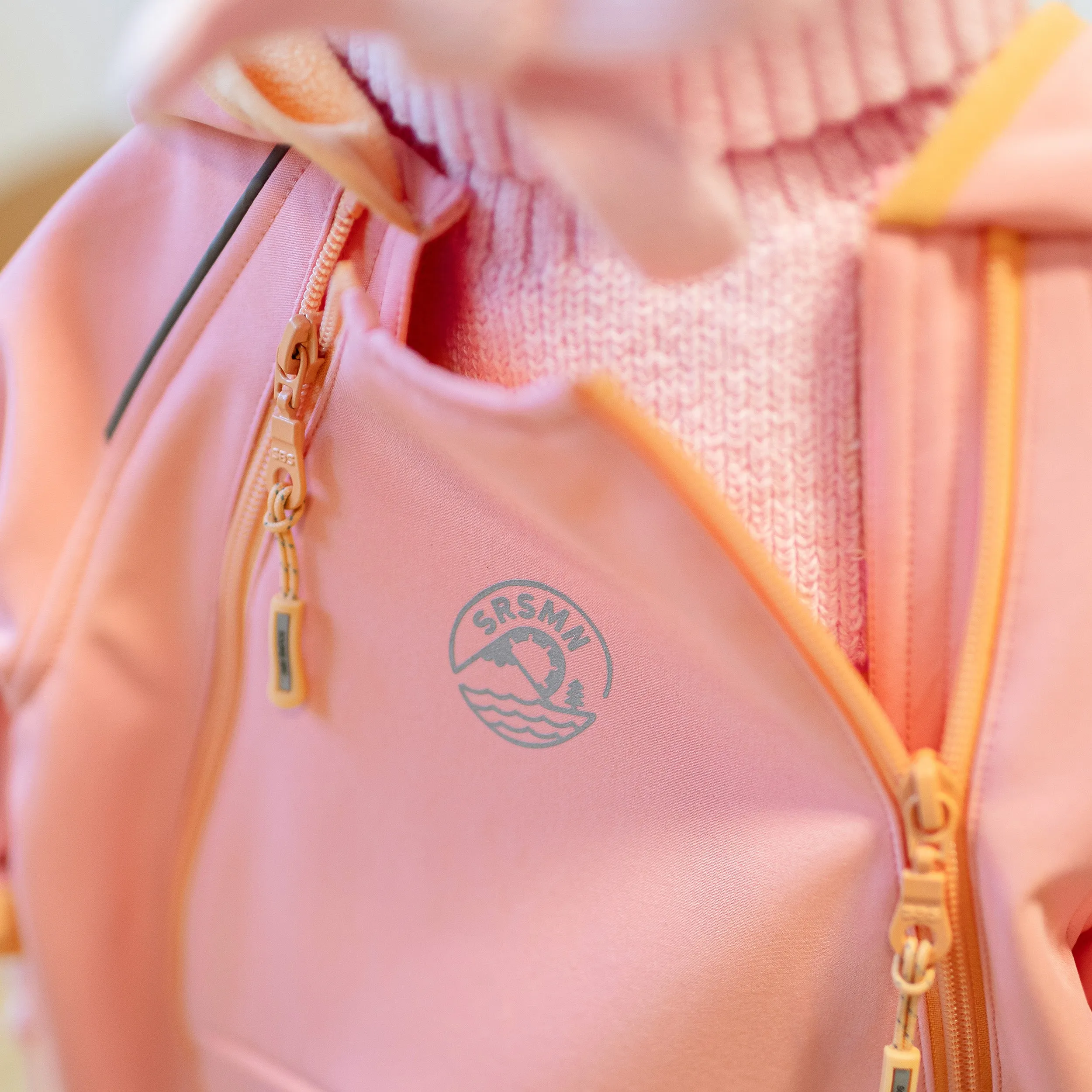 Manteau une pièce pêche avec capuchon en coquille souple, bébé || Peach softshell one piece hooded coat, baby