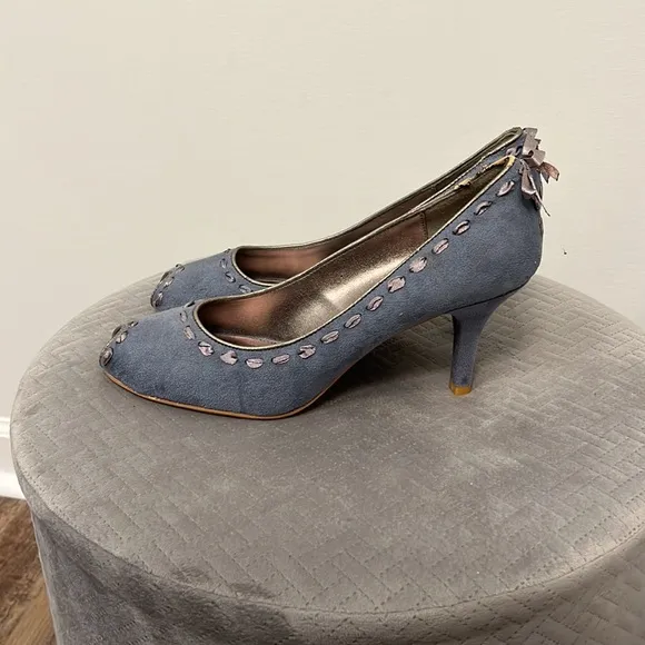 PREDICTIONS Denim Blue Suede Lace-Threading w/Back Bow Peep Toe Pumps