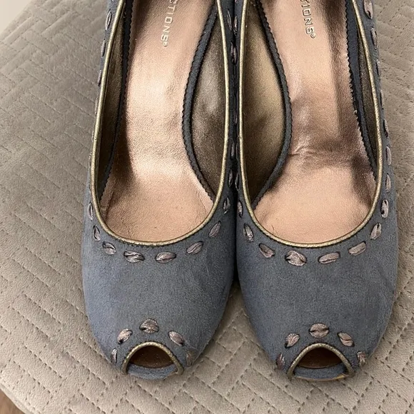 PREDICTIONS Denim Blue Suede Lace-Threading w/Back Bow Peep Toe Pumps