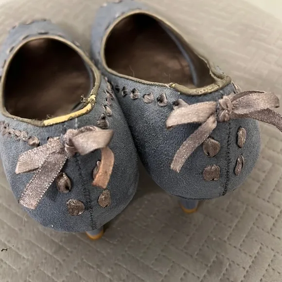 PREDICTIONS Denim Blue Suede Lace-Threading w/Back Bow Peep Toe Pumps