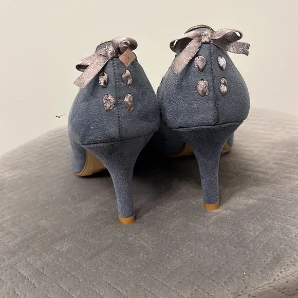 PREDICTIONS Denim Blue Suede Lace-Threading w/Back Bow Peep Toe Pumps