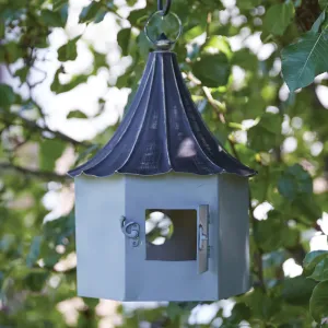 Queen Victoria Cozy Birdhouse